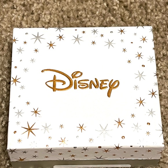 Disney Minnie Mouse “I LOVE MINNIE” Earring Set Trio NEW IN BOX - Picture 4 of 4